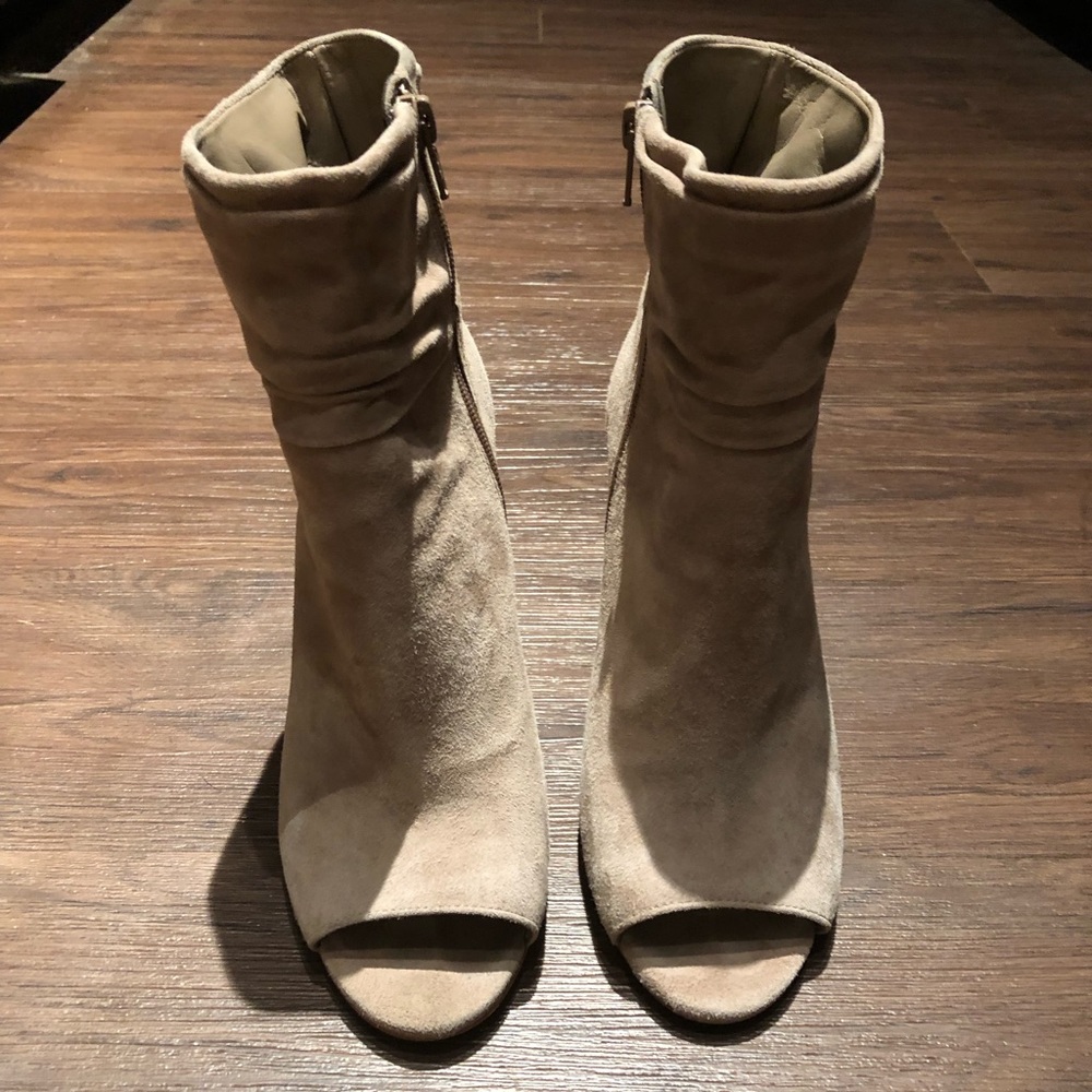 Vince Camuto peep toe booty